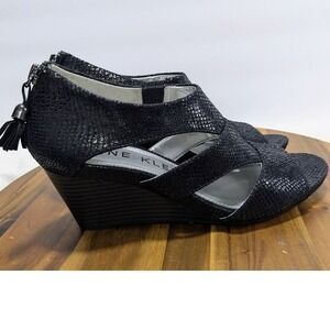 Anne Klein Aksalby Black Snakeskin Wedge Sandals Tassel Back Zip iFlex Mens 6.5M